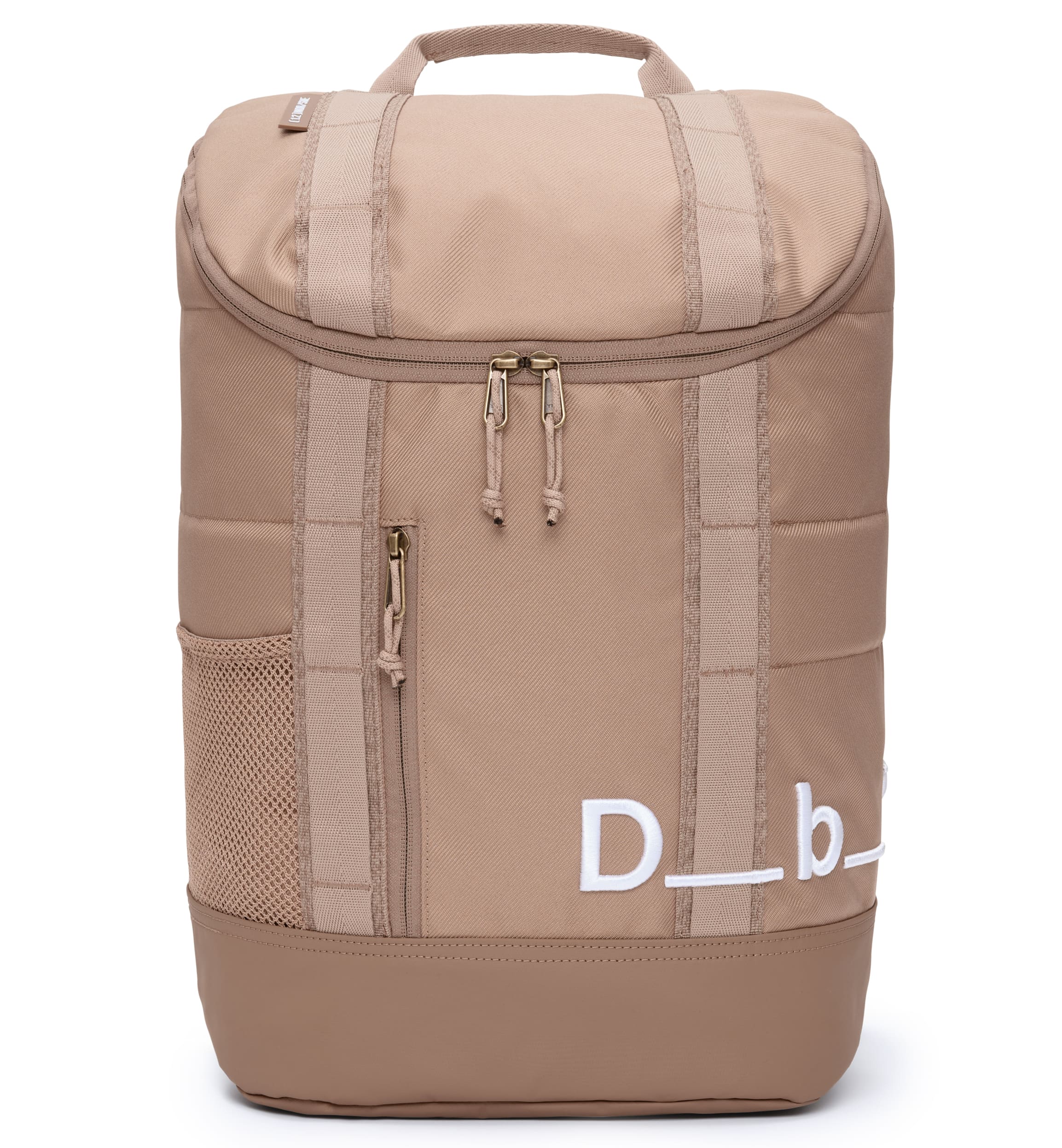 Db Hauler Backpack 25L バックパックの正面画像。旅行やスポーツなどアクティブなシーンに最適な、スタイリッシュで多機能なバックパックです。色はAffogato Brownt