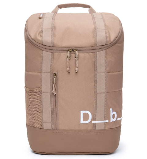 Db Hauler Backpack 25L バックパックの正面画像。旅行やスポーツなどアクティブなシーンに最適な、スタイリッシュで多機能なバックパックです。色はAffogato Brownt