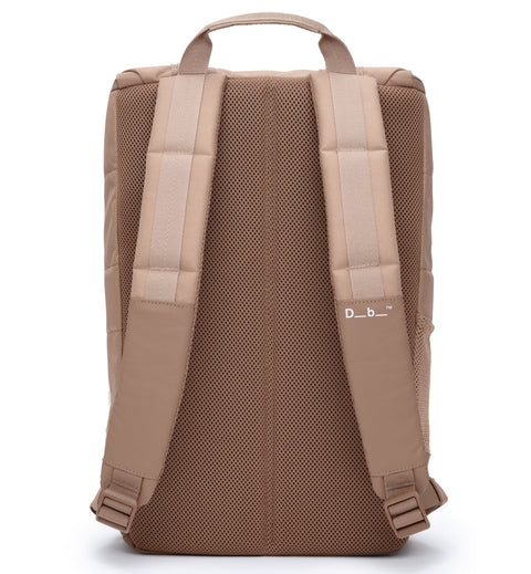 Db Hauler Backpack 25L バックパックの後画像。旅行やスポーツなどアクティブなシーンに最適な、スタイリッシュで多機能なバックパックです。色はAffogato Brownt