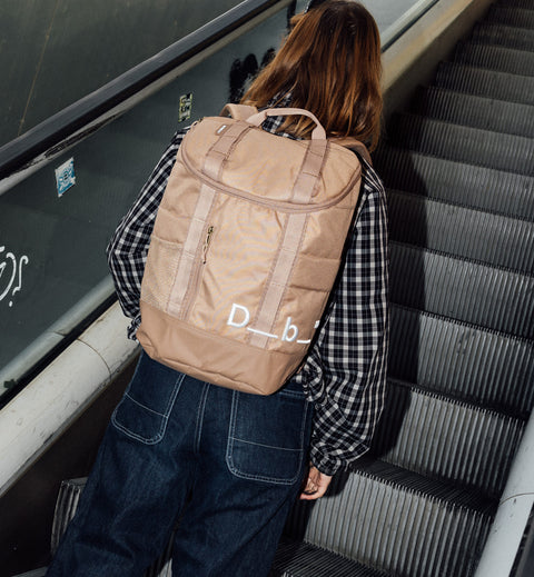 Db Hauler Backpack 25L バックパックの着用シーン。旅行やスポーツなどアクティブなシーンに最適な、スタイリッシュで多機能なバックパックです。色はAffogato Brownt