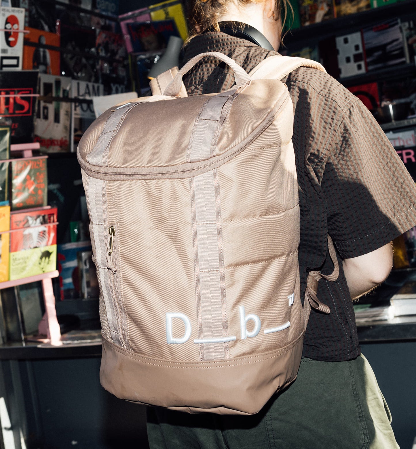 Db Hauler Backpack 25L バックパックの着用シーン。旅行やスポーツなどアクティブなシーンに最適な、スタイリッシュで多機能なバックパックです。色はAffogato Brownt
