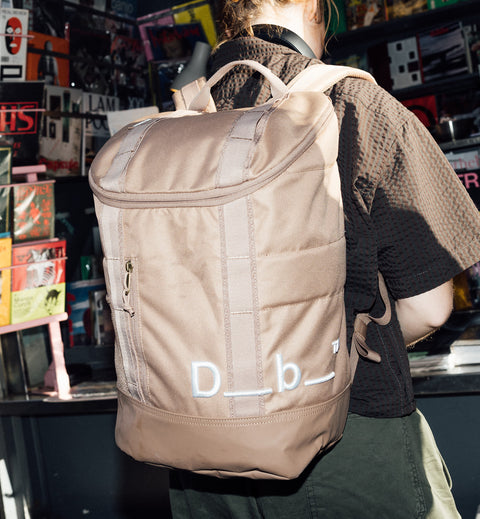 Db Hauler Backpack 25L バックパックの着用シーン。旅行やスポーツなどアクティブなシーンに最適な、スタイリッシュで多機能なバックパックです。色はAffogato Brownt