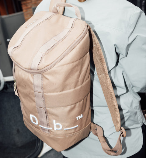 Db Hauler Backpack 25L バックパックの着用シーン。旅行やスポーツなどアクティブなシーンに最適な、スタイリッシュで多機能なバックパックです。色はAffogato Brownt