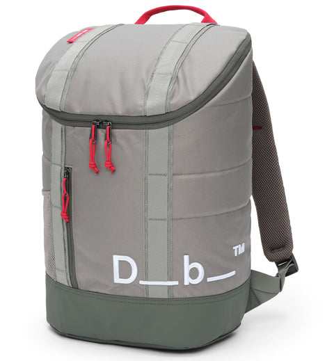 Db Hauler Backpack 25L バックパックの正面画像。旅行やスポーツなどアクティブなシーンに最適な、スタイリッシュで多機能なバックパックです。色はBasil Green
