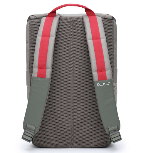 Db Hauler Backpack 25L バックパックの後画像。旅行やスポーツなどアクティブなシーンに最適な、スタイリッシュで多機能なバックパックです。色はBasil Green