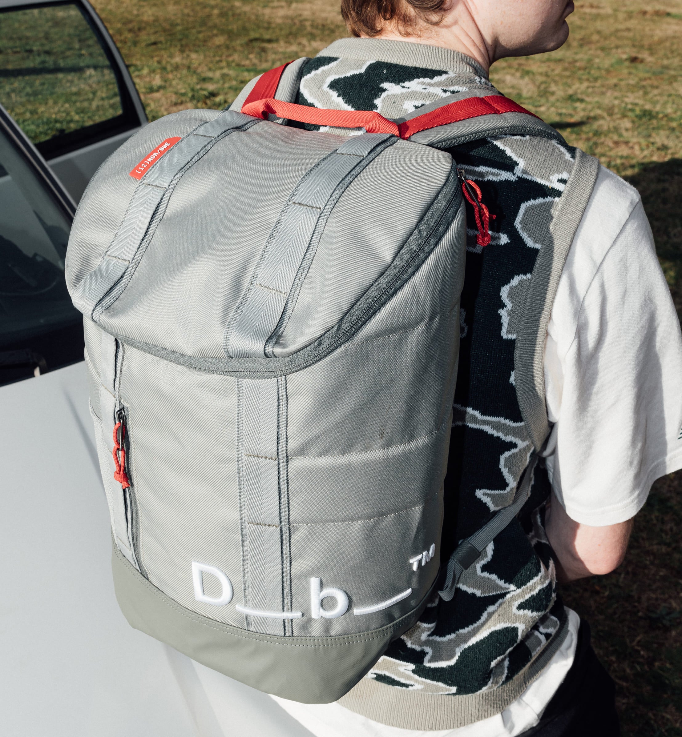 Db Hauler Backpack 25L バックパックの着用シーン。旅行やスポーツなどアクティブなシーンに最適な、スタイリッシュで多機能なバックパックです。色はBasil Green