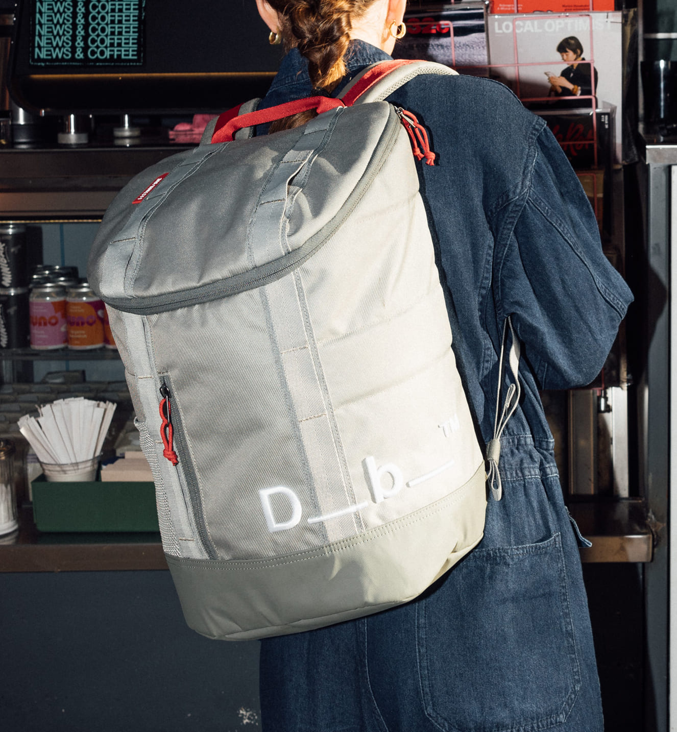 Db Hauler Backpack 25L バックパックの着用シーン。旅行やスポーツなどアクティブなシーンに最適な、スタイリッシュで多機能なバックパックです。色はBasil Green