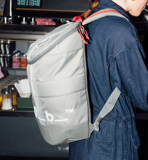 Db Hauler Backpack 25L バックパックの着用シーン。旅行やスポーツなどアクティブなシーンに最適な、スタイリッシュで多機能なバックパックです。色はBasil Green