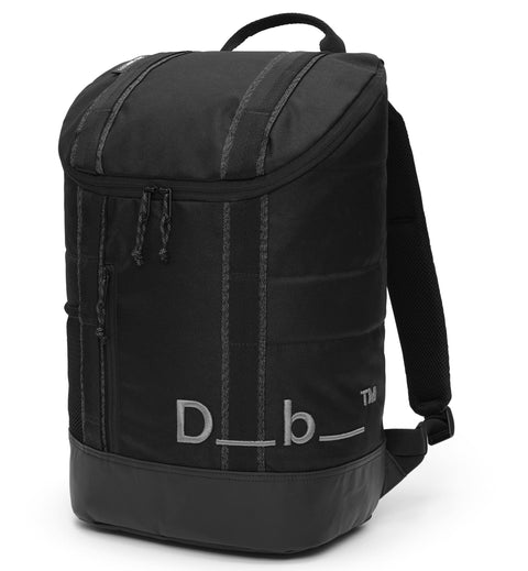 Db Hauler Backpack 25L バックパックの正面画像。旅行やスポーツなどアクティブなシーンに最適な、スタイリッシュで多機能なバックパックです。色はBlack Out