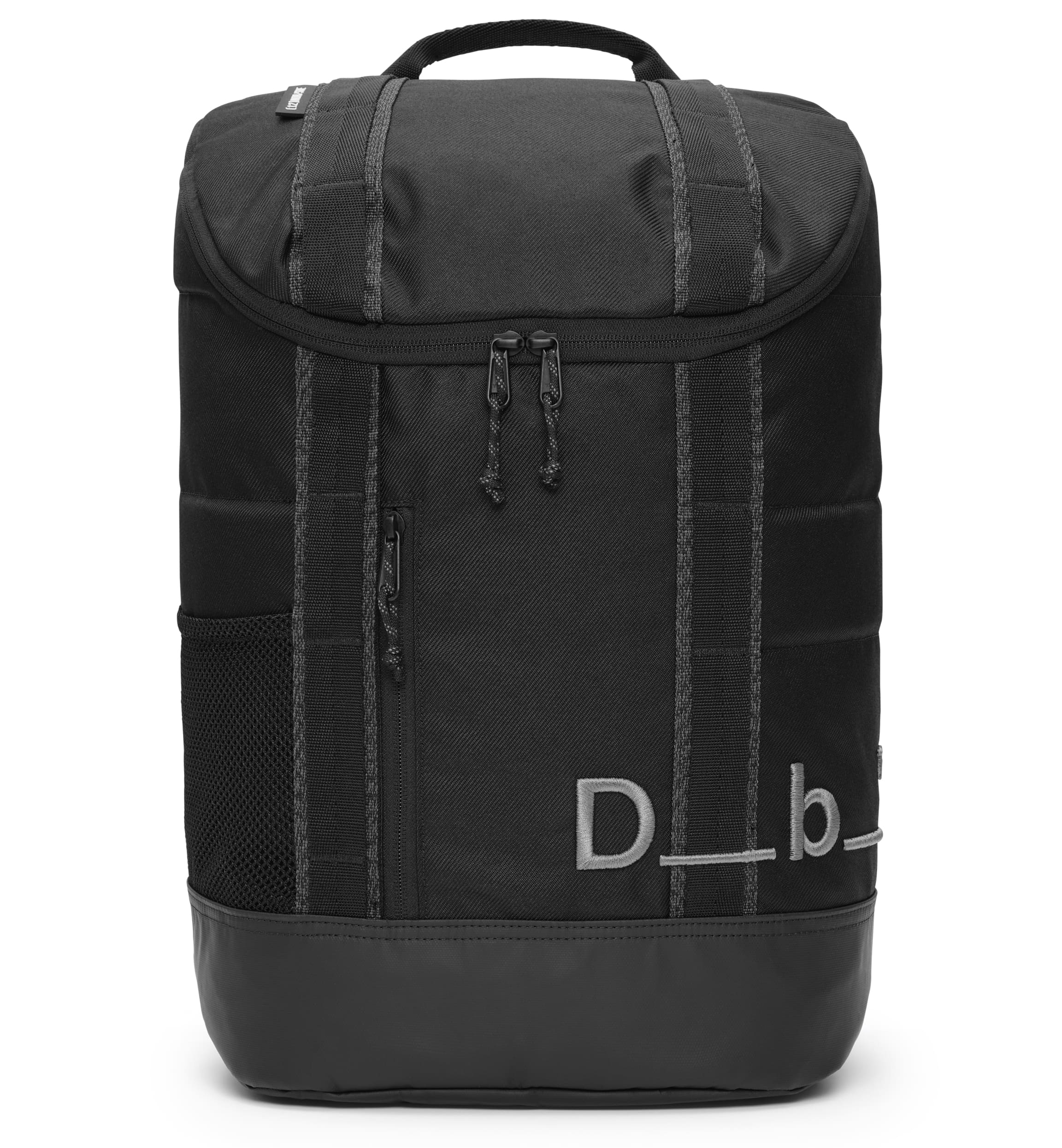 Db Hauler Backpack 25L バックパックの正面画像。旅行やスポーツなどアクティブなシーンに最適な、スタイリッシュで多機能なバックパックです。色はBlack Out