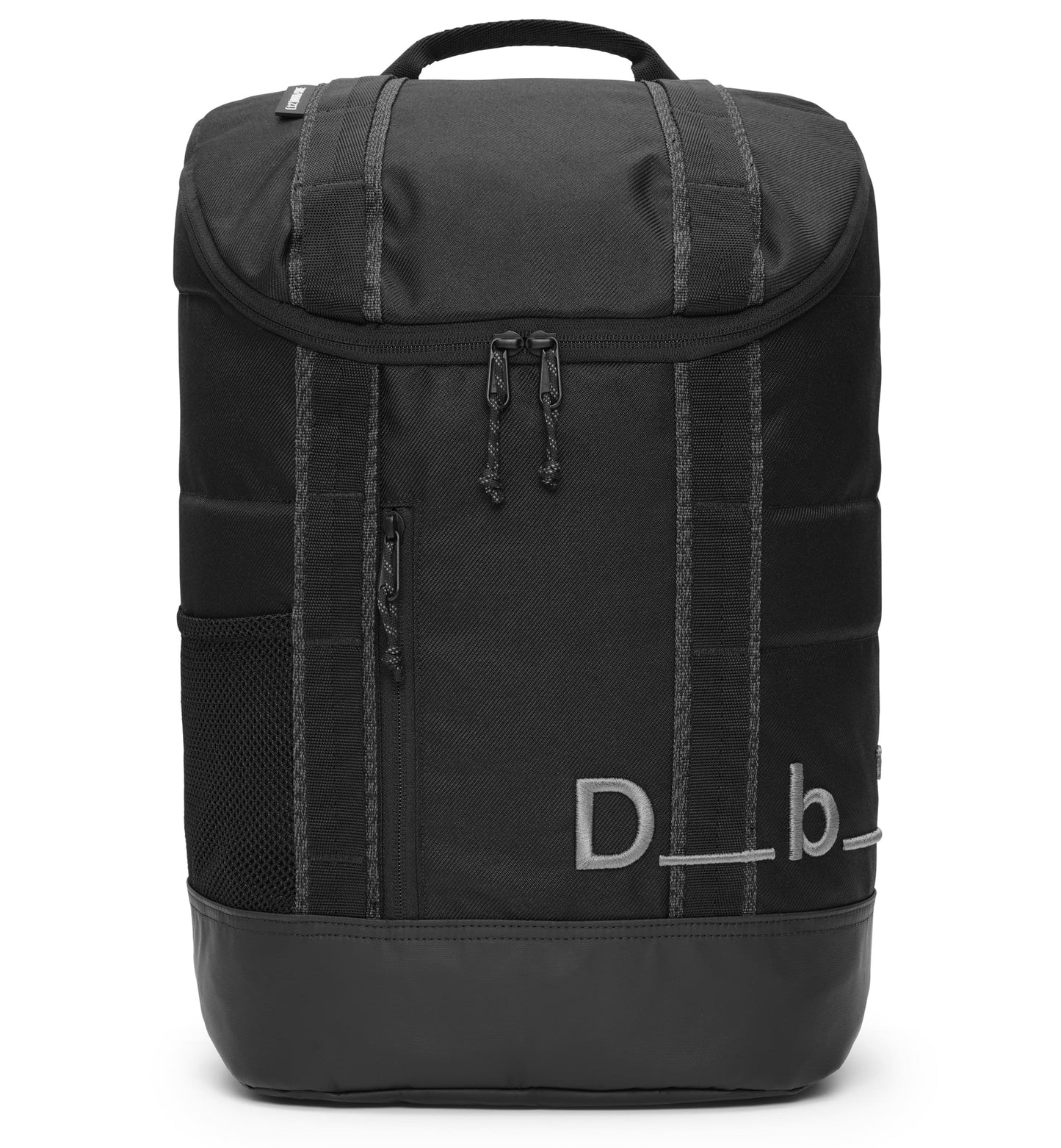 Db Hauler Backpack 25L バックパックの正面画像。旅行やスポーツなどアクティブなシーンに最適な、スタイリッシュで多機能なバックパックです。色はBlack Out