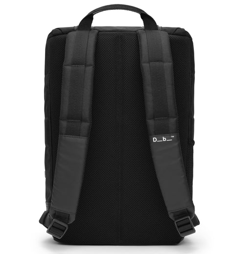 Db Hauler Backpack 25L バックパックの後画像。旅行やスポーツなどアクティブなシーンに最適な、スタイリッシュで多機能なバックパックです。色はBlack Out