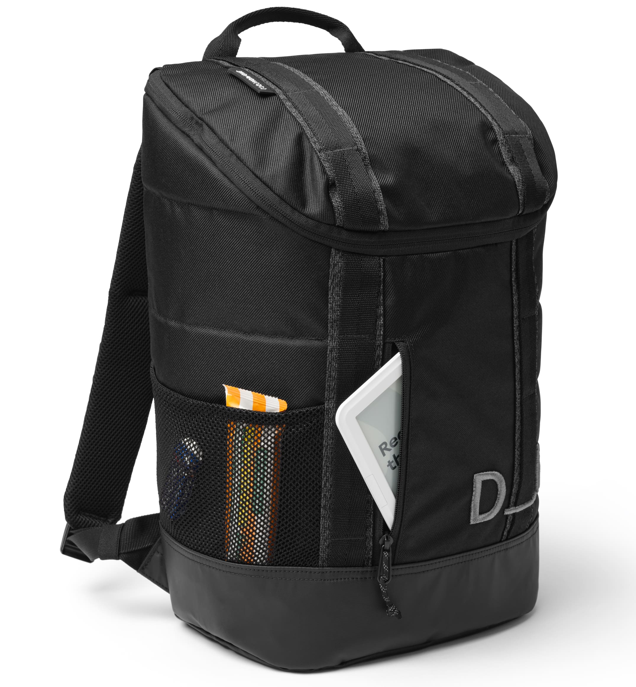 Db Hauler Backpack 25L バックパックの収納画像。旅行やスポーツなどアクティブなシーンに最適な、スタイリッシュで多機能なバックパックです。色はBlack Out