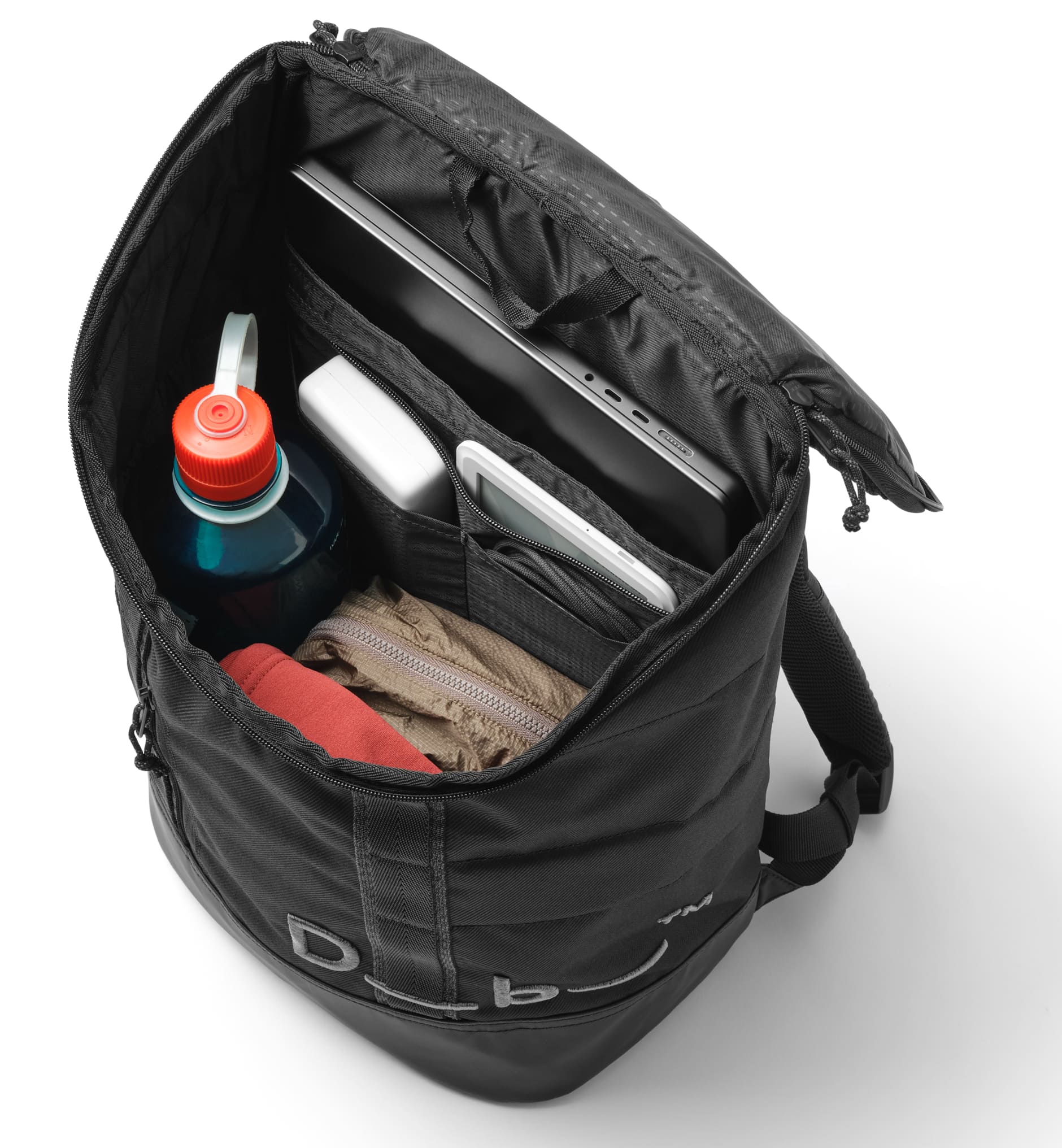 Db Hauler Backpack 25L バックパックの収納画像。旅行やスポーツなどアクティブなシーンに最適な、スタイリッシュで多機能なバックパックです。色はBlack Out