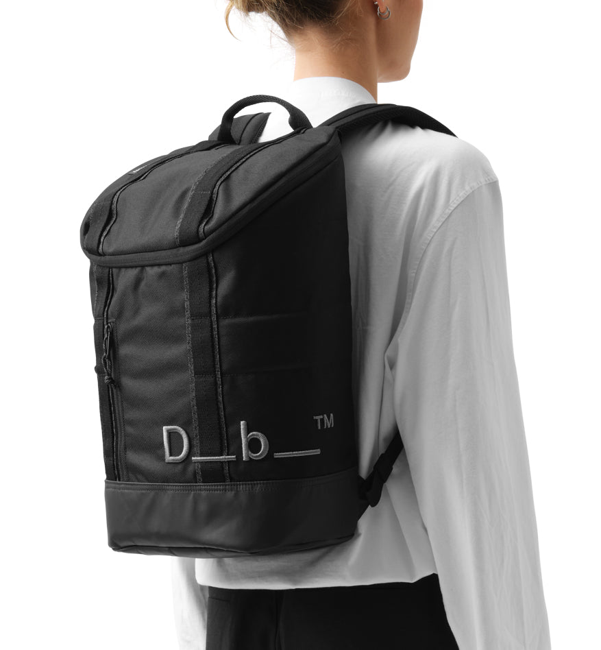 Db Hauler Backpack 25L バックパックの着用シーン。旅行やスポーツなどアクティブなシーンに最適な、スタイリッシュで多機能なバックパックです。色はBlack Out