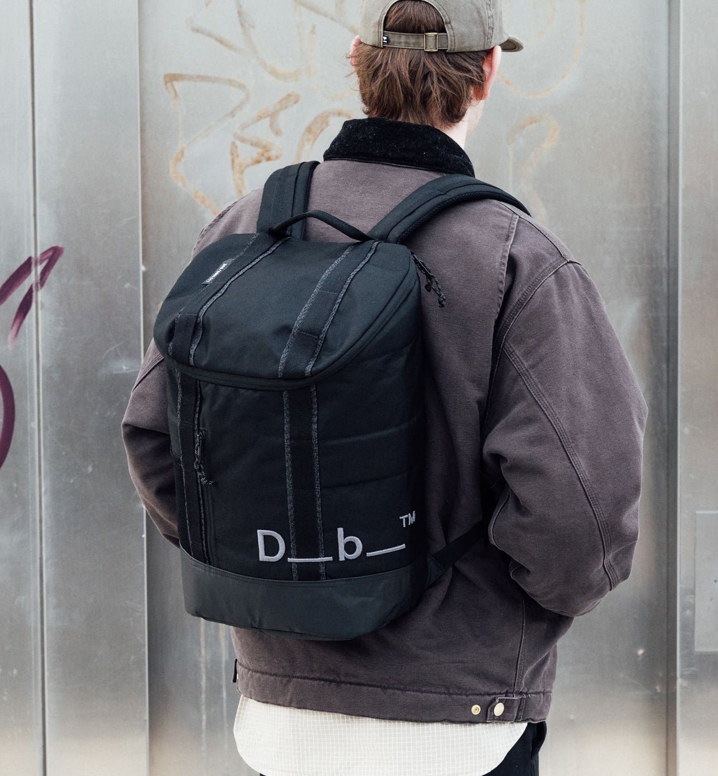 Db Hauler Backpack 25L バックパックの着用シーン。旅行やスポーツなどアクティブなシーンに最適な、スタイリッシュで多機能なバックパックです。色はBlack Out