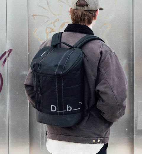 Db Hauler Backpack 25L バックパックの着用シーン。旅行やスポーツなどアクティブなシーンに最適な、スタイリッシュで多機能なバックパックです。色はBlack Out