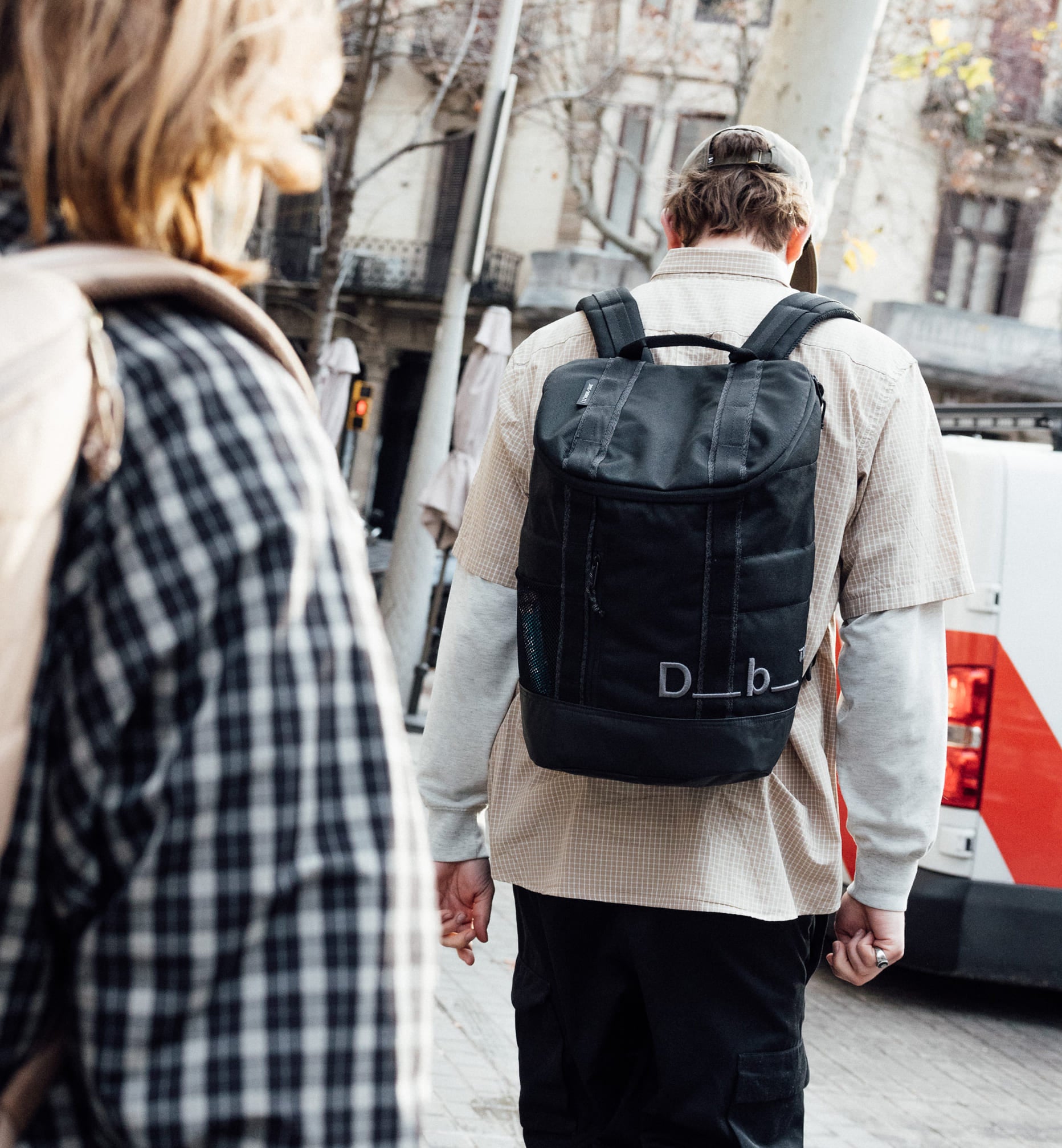 Db Hauler Backpack 25L バックパックの着用シーン。旅行やスポーツなどアクティブなシーンに最適な、スタイリッシュで多機能なバックパックです。色はBlack Out