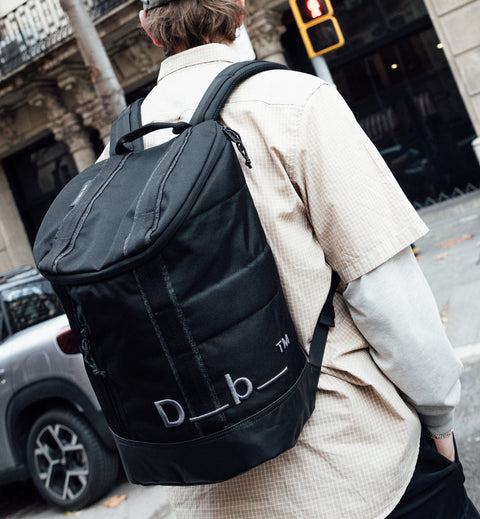 Db Hauler Backpack 25L バックパックの着用シーン。旅行やスポーツなどアクティブなシーンに最適な、スタイリッシュで多機能なバックパックです。色はBlack Out
