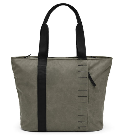 容量20リットルのトートバッグ、Db Essential Tote 20L の商品画像。旅好きやスポーツ好きの大人に向けた、シンプルでスポーティなデザインです。色はForest Green