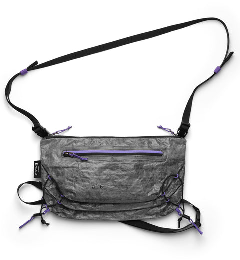 Db Weigh Lighter Sling 10Lの全体画像。旅行やスポーツなどアクティブなシーンに最適な、10リットルサイズの軽量スリングバッグ。色はWeigh Darker