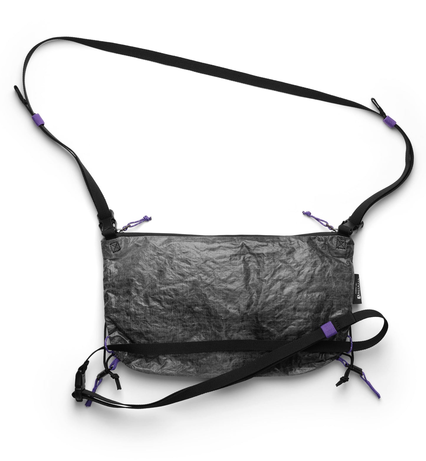 Db Weigh Lighter Sling 10Lの後全体画像。旅行やスポーツなどアクティブなシーンに最適な、10リットルサイズの軽量スリングバッグ。色はWeigh Darker