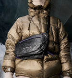 Db Weigh Lighter Sling 10Lの全体画像。旅行やスポーツなどアクティブなシーンに最適な、10リットルサイズの軽量スリングバッグ。色はWeigh Darker