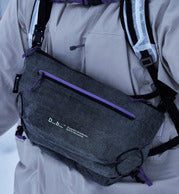 Db Weigh Lighter Sling 10Lの全体画像。旅行やスポーツなどアクティブなシーンに最適な、10リットルサイズの軽量スリングバッグ。色はWeigh Darker