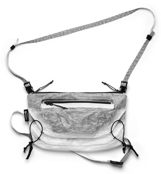 Db Weigh Lighter Sling 10Lの全体画像。旅行やスポーツなどアクティブなシーンに最適な、10リットルサイズの軽量スリングバッグ。色はMonochrome