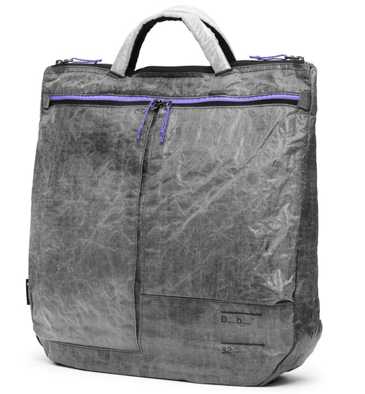 Db Weigh Lighter Helmet Bag 32Lの全体画像。スポーツや旅行に最適な、軽量かつ容量32Lのアクティブ向けヘルメットバッグです。色はWeigh Darker