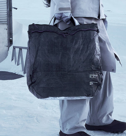 Db Weigh Lighter Helmet Bag 32Lの全体画像。スポーツや旅行に最適な、軽量かつ容量32Lのアクティブ向けヘルメットバッグです。色はWeigh Darker