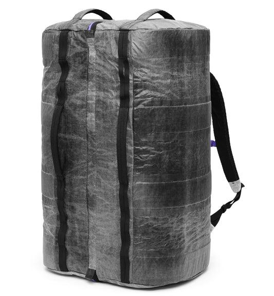 Dbの超軽量・大容量ダッフルバッグ、Weigh Lighter Split Duffel 70Lの全体画像。スポーツや長期旅行に最適な機能的でスタイリッシュなデザインです。色はWeigh Darker