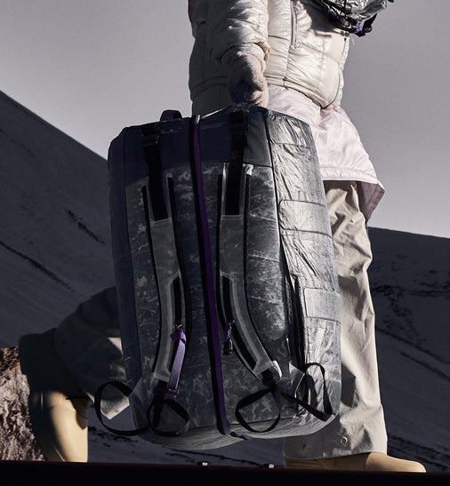 Dbの超軽量・大容量ダッフルバッグ、Weigh Lighter Split Duffel 70Lの全体画像。スポーツや長期旅行に最適な機能的でスタイリッシュなデザインです。色はWeigh Darker