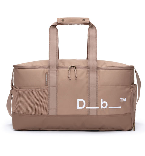 Dbのジムバッグ「Hauler Gym Bag 30L」の横画像。スポーツや旅行などアクティブなシーンに最適な、男女兼用のダッフルバッグです。色はAffogato Brown