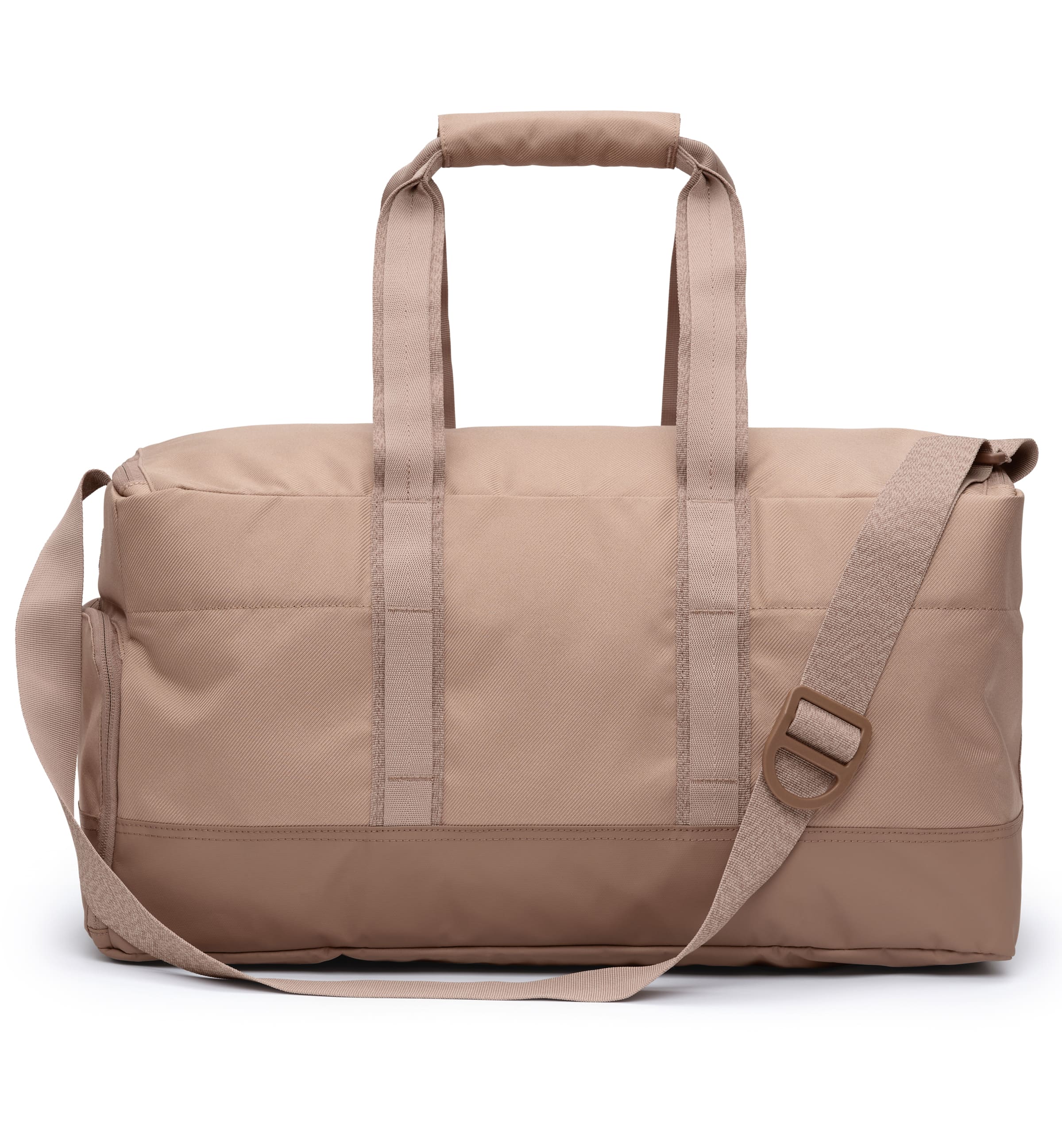 Dbのジムバッグ「Hauler Gym Bag 30L」の後画像。スポーツや旅行などアクティブなシーンに最適な、男女兼用のダッフルバッグです。色はAffogato Brown