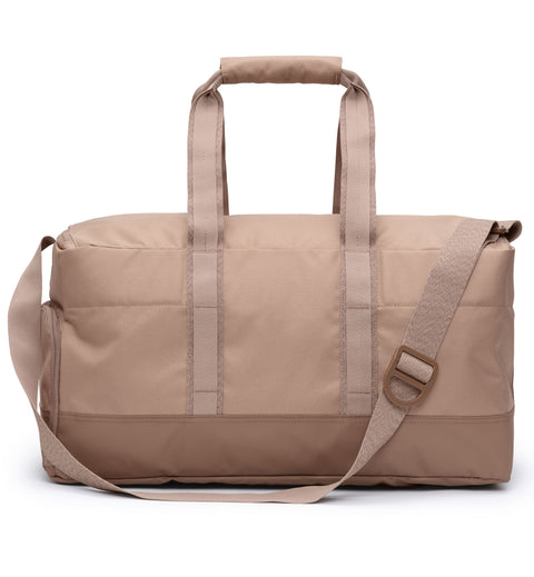 Dbのジムバッグ「Hauler Gym Bag 30L」の後画像。スポーツや旅行などアクティブなシーンに最適な、男女兼用のダッフルバッグです。色はAffogato Brown