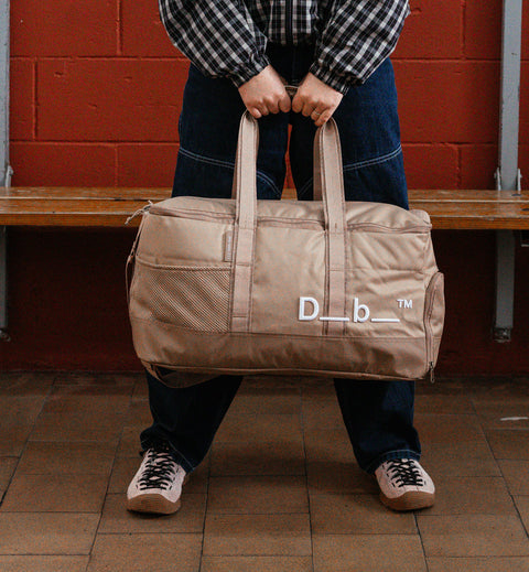 Dbのジムバッグ「Hauler Gym Bag 30L」の全体画像。スポーツや旅行などアクティブなシーンに最適な、男女兼用のダッフルバッグです。色はAffogato Brown