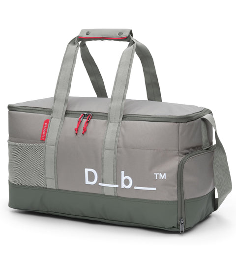 Dbのジムバッグ「Hauler Gym Bag 30L」の全体画像。スポーツや旅行などアクティブなシーンに最適な、男女兼用のダッフルバッグです。色はBasil Green