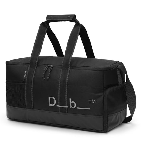 Dbのジムバッグ「Hauler Gym Bag 30L」の全体画像。スポーツや旅行などアクティブなシーンに最適な、男女兼用のダッフルバッグです。色はBlack Out