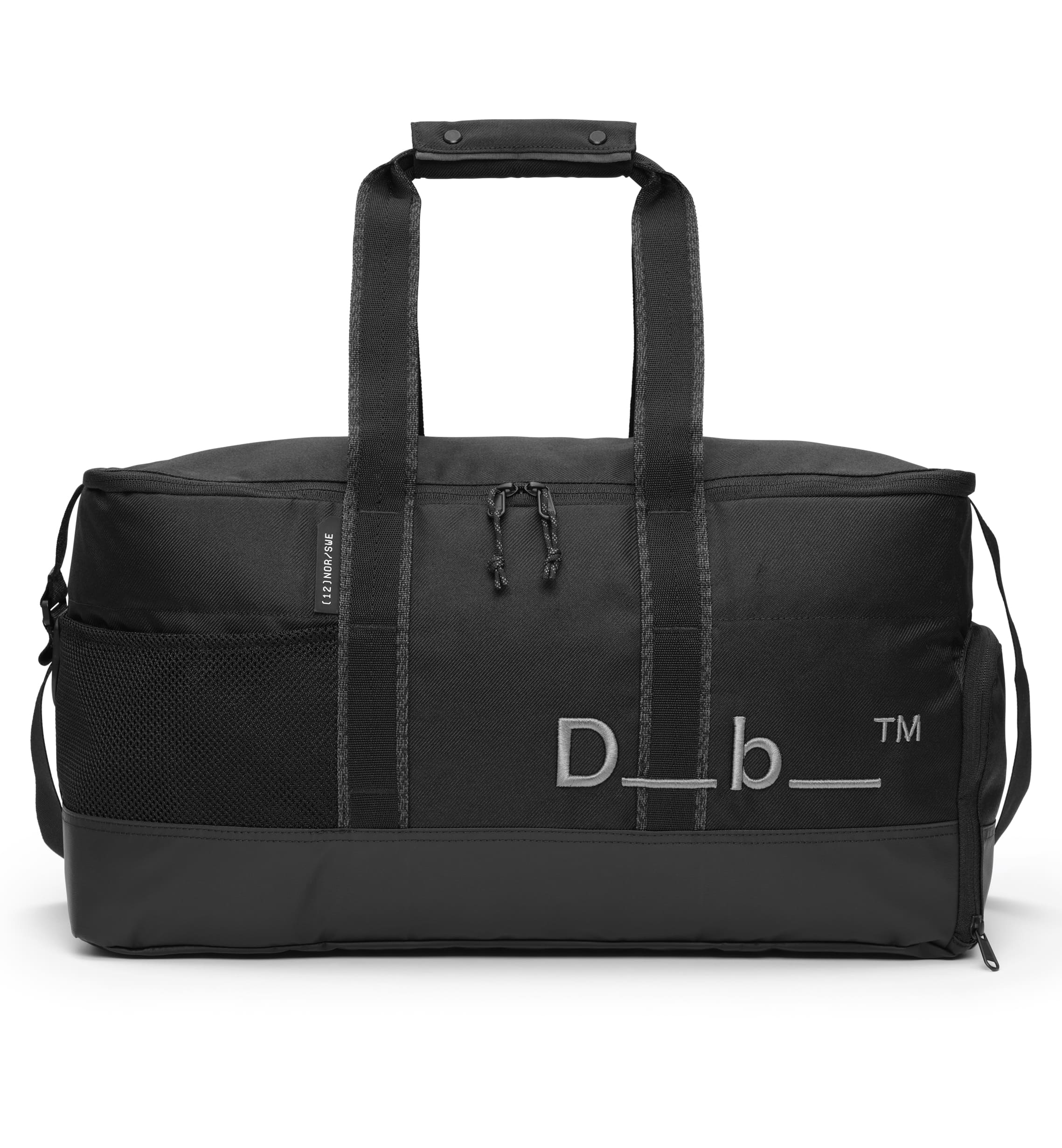 Dbのジムバッグ「Hauler Gym Bag 30L」の正面画像。スポーツや旅行などアクティブなシーンに最適な、男女兼用のダッフルバッグです。色はBlack Out