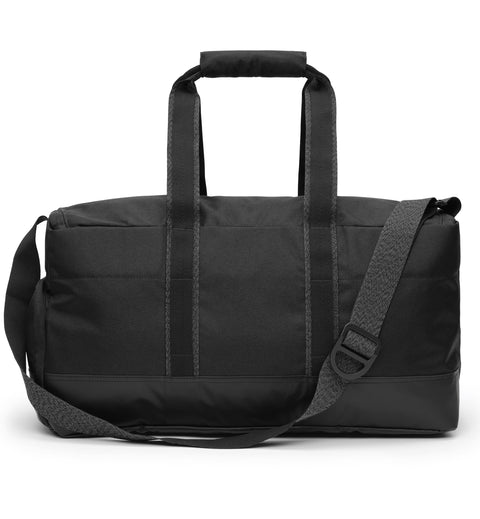 Dbのジムバッグ「Hauler Gym Bag 30L」の後画像。スポーツや旅行などアクティブなシーンに最適な、男女兼用のダッフルバッグです。色はBlack Out