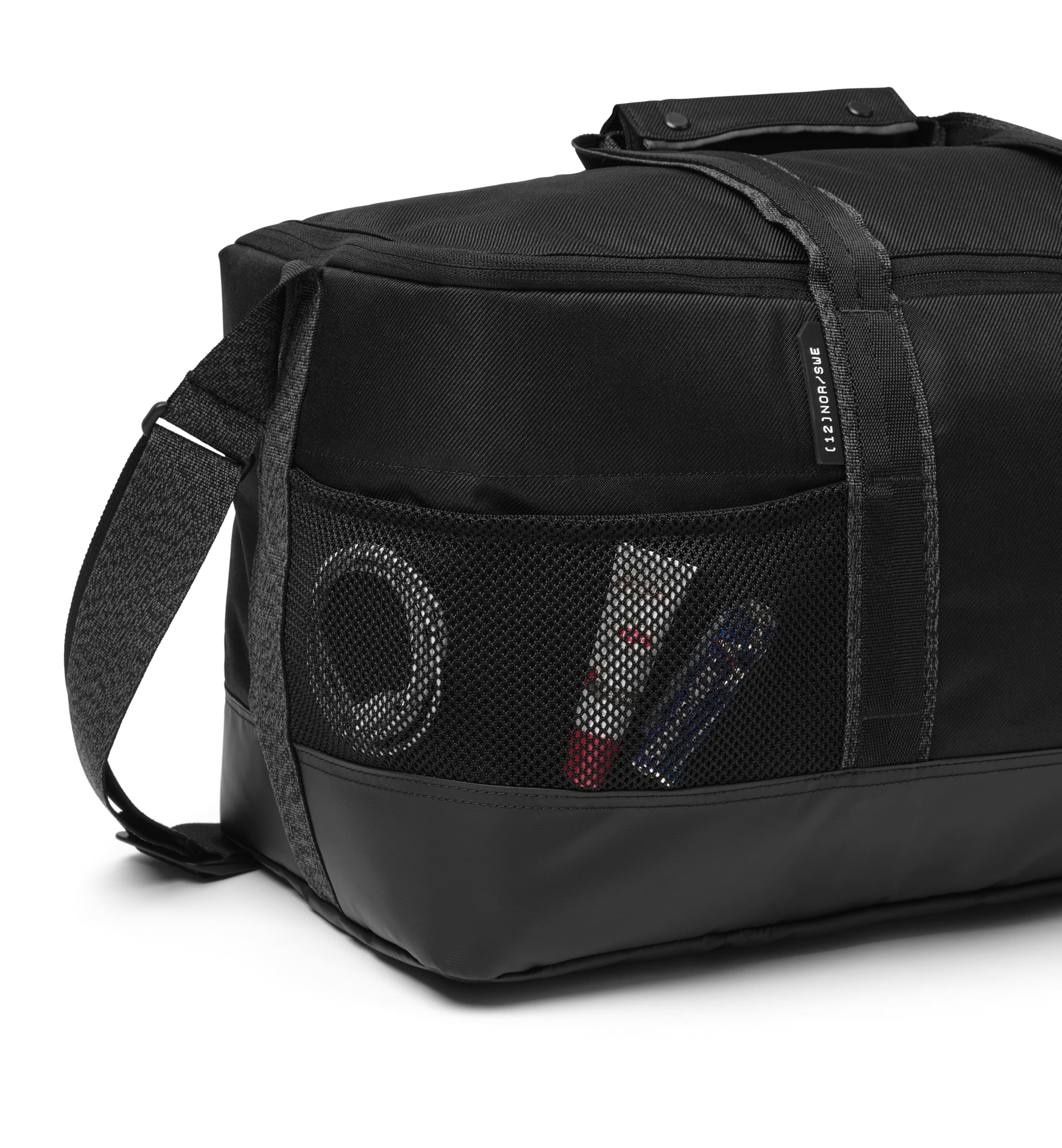 Dbのジムバッグ「Hauler Gym Bag 30L」の横画像。スポーツや旅行などアクティブなシーンに最適な、男女兼用のダッフルバッグです。色はBlack Out
