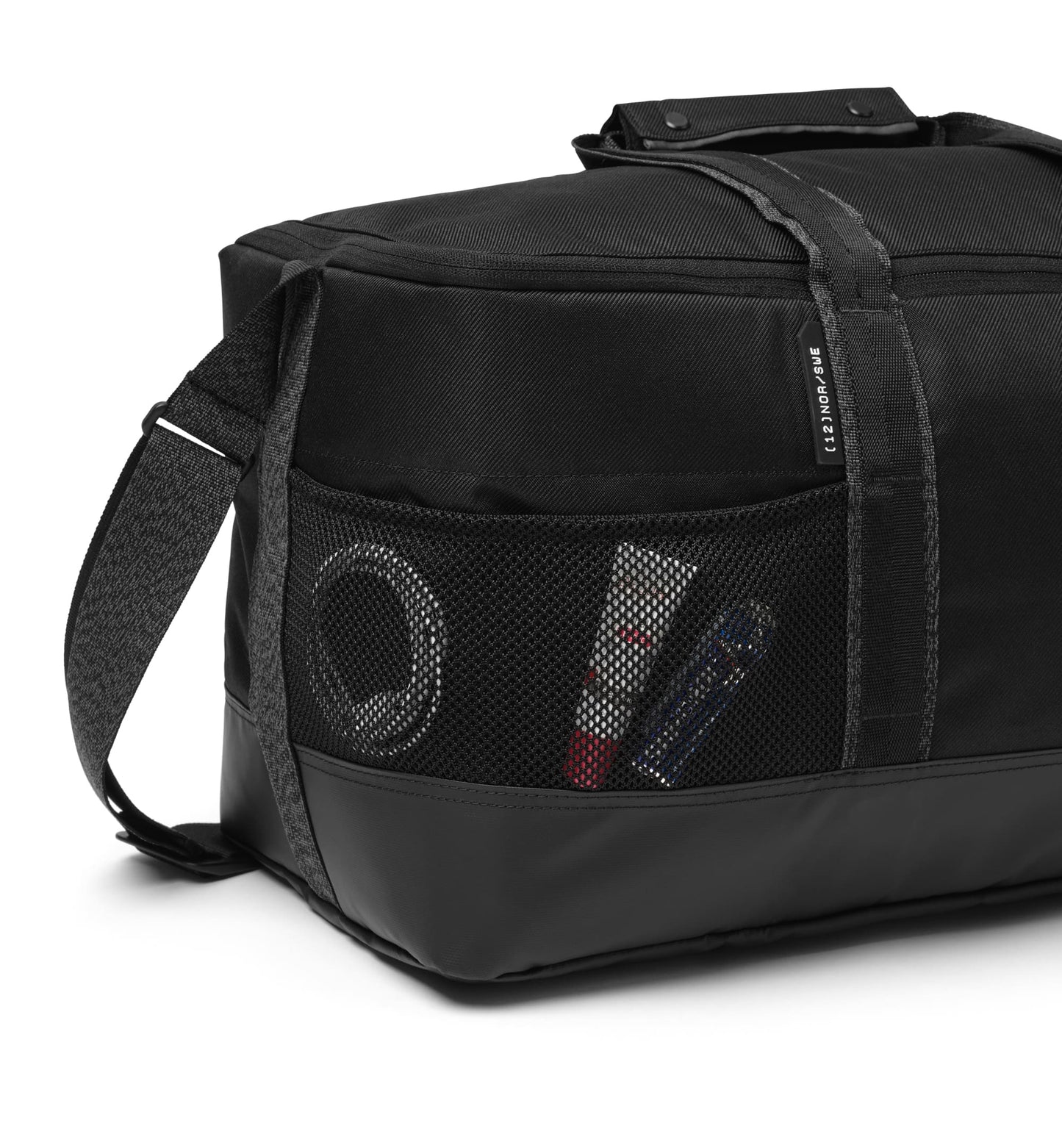 Dbのジムバッグ「Hauler Gym Bag 30L」の横画像。スポーツや旅行などアクティブなシーンに最適な、男女兼用のダッフルバッグです。色はBlack Out