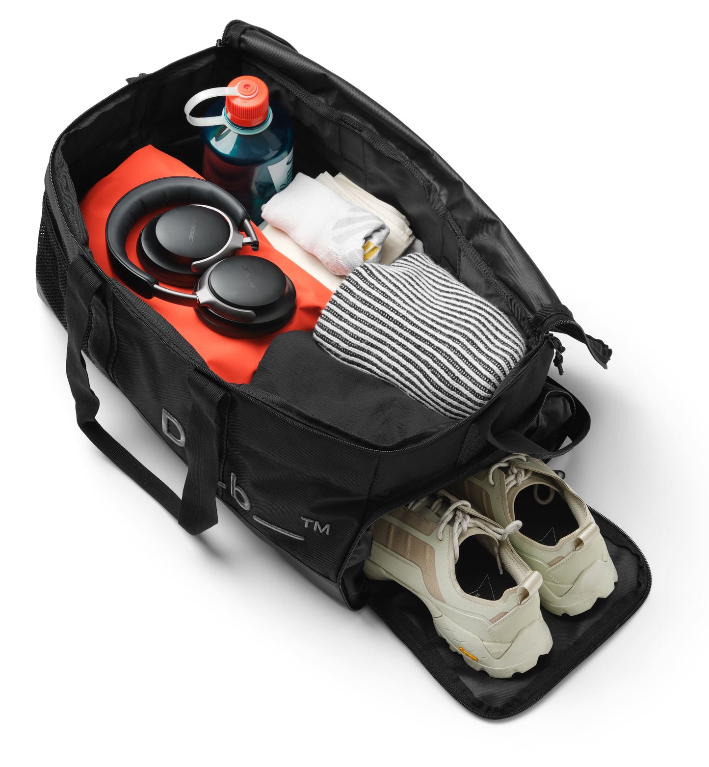 Dbのジムバッグ「Hauler Gym Bag 30L」の収納シーン。スポーツや旅行などアクティブなシーンに最適な、男女兼用のダッフルバッグです。色はBlack Out