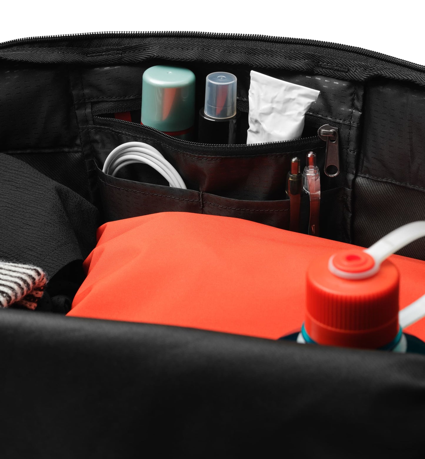 Dbのジムバッグ「Hauler Gym Bag 30L」の収納ポケット画像。スポーツや旅行などアクティブなシーンに最適な、男女兼用のダッフルバッグです。色はBlack Out