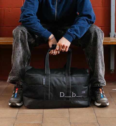 Dbのジムバッグ「Hauler Gym Bag 30L」の全体画像。スポーツや旅行などアクティブなシーンに最適な、男女兼用のダッフルバッグです。色はBlack Out