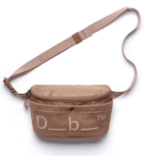 旅行やスポーツに最適なDbのボディバッグ、Hauler Sling Bag 3L。アクティブに動ける3L容量のスリングバッグ正面画像。色はアフォガードブラウン
