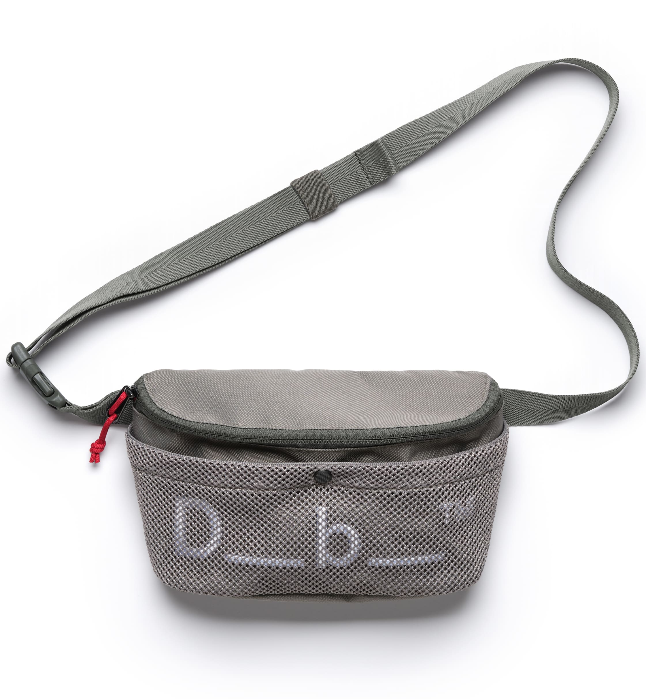 旅行やスポーツに最適なDbのボディバッグ、Hauler Sling Bag 3L。アクティブに動ける3L容量のスリングバッグ正面画像。色はバジルグリーン