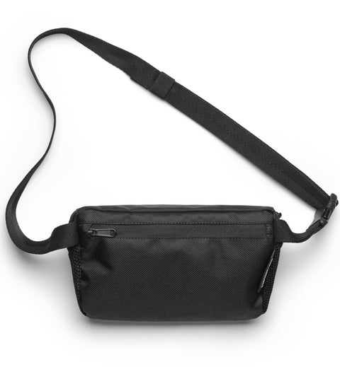 旅行やスポーツに最適なDbのボディバッグ、Hauler Sling Bag 3L。アクティブに動ける3L容量のスリングバッグ後画像。色はBlack Out