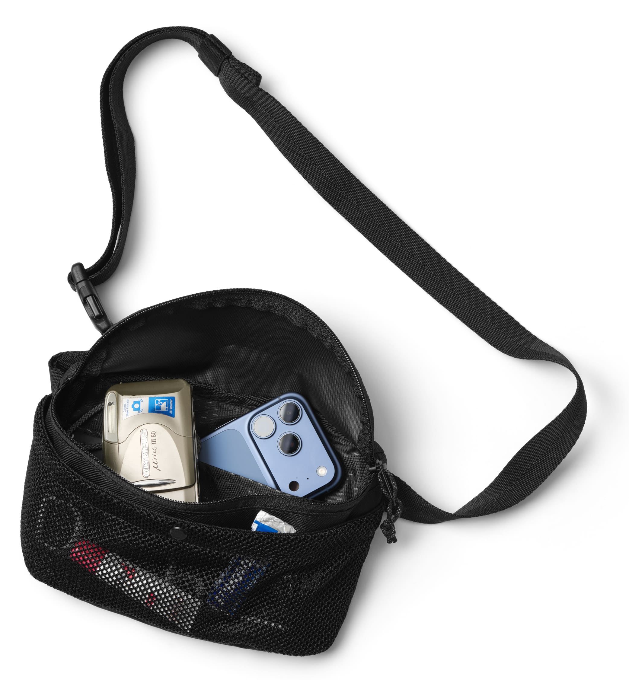 旅行やスポーツに最適なDbのボディバッグ、Hauler Sling Bag 3L。アクティブに動ける3L容量のスリングバッグイメージ画像。色はBlack Out